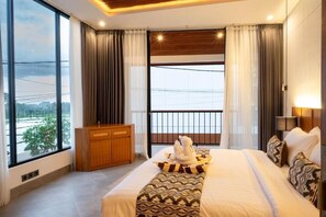 Vila, 2 quartos, sacada, vista para a piscina | Cofres nos quartos, ferros/tábuas de passar roupa, Wi-Fi de cortesia