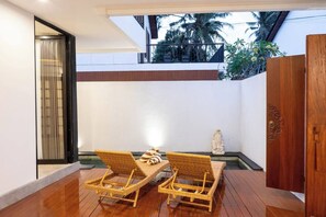 Piscina externa, espreguiçadeiras