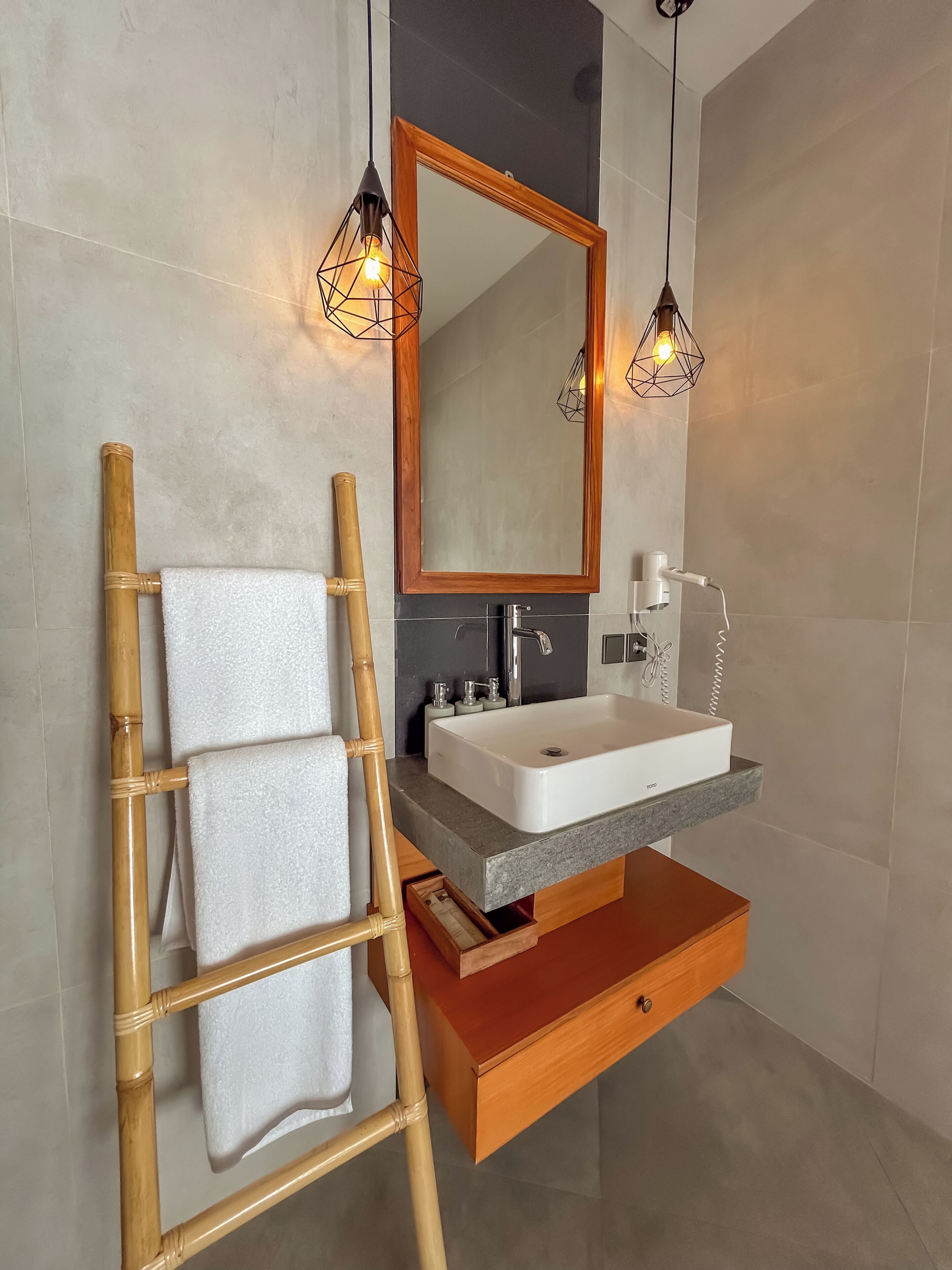 Vila, 2 kamar tidur, balkon, pemandangan kolam renang | Kamar mandi | Pengering rambut, handuk, sabun, dan sampo