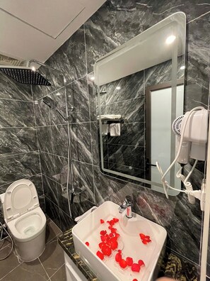 Quarto casal básico | Banheiro