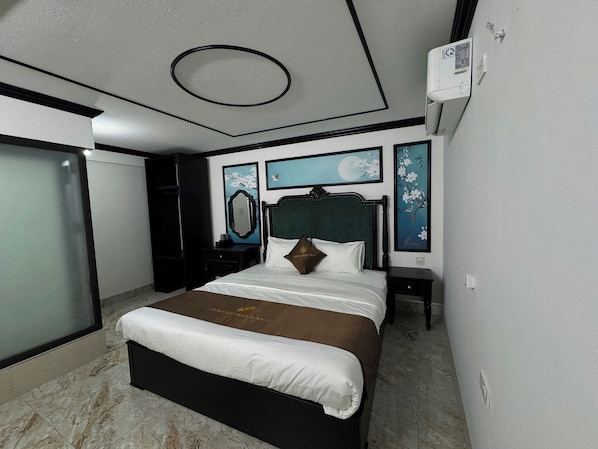 Habitación básica doble | Ropa de cama de alta calidad, camas con efecto memoria y minibar 