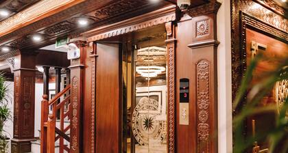 Doris Luxury Hotel