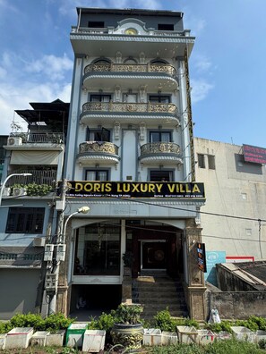 Vista frontal de la propiedad