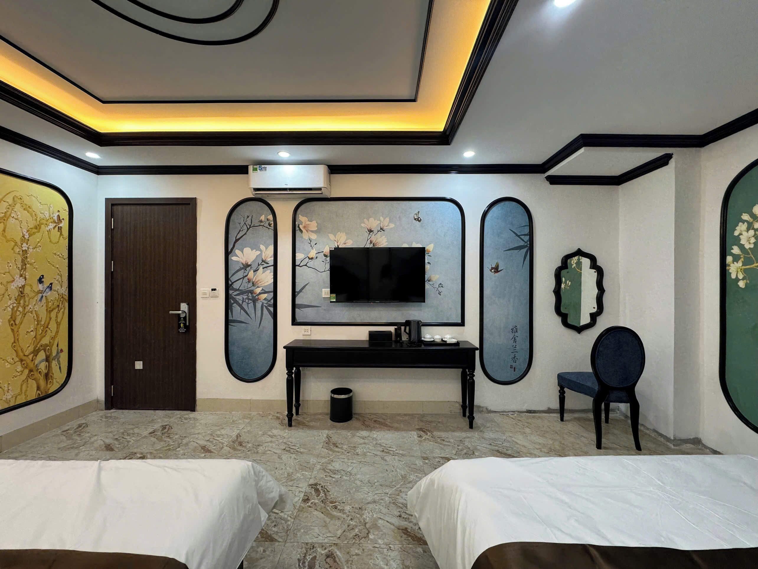 Luxury Quadruple Room | Bathroom | Shower, hair dryer, slippers, towels