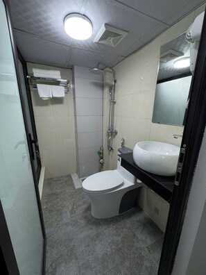 Habitación básica doble | Baño | Regadera, secadora de cabello, pantuflas, toallas 