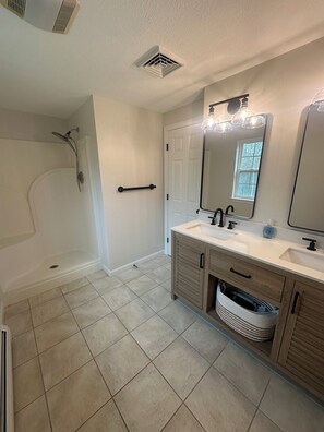 Shower, hair dryer, towels, soap - Golden Slumbers, your coastal retreat in Goose Rocks Beach, Kennebunkport (Kennebunkport)