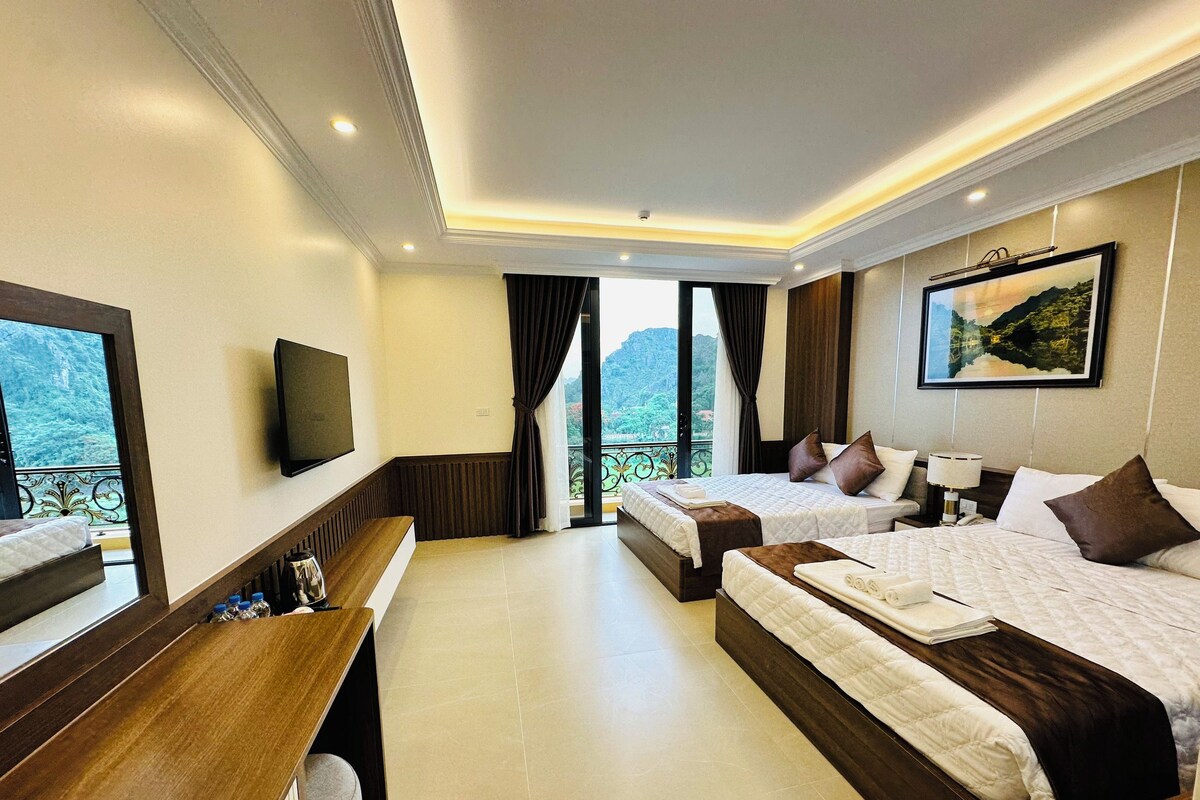 Family Room | Hypo-allergenic bedding, free WiFi