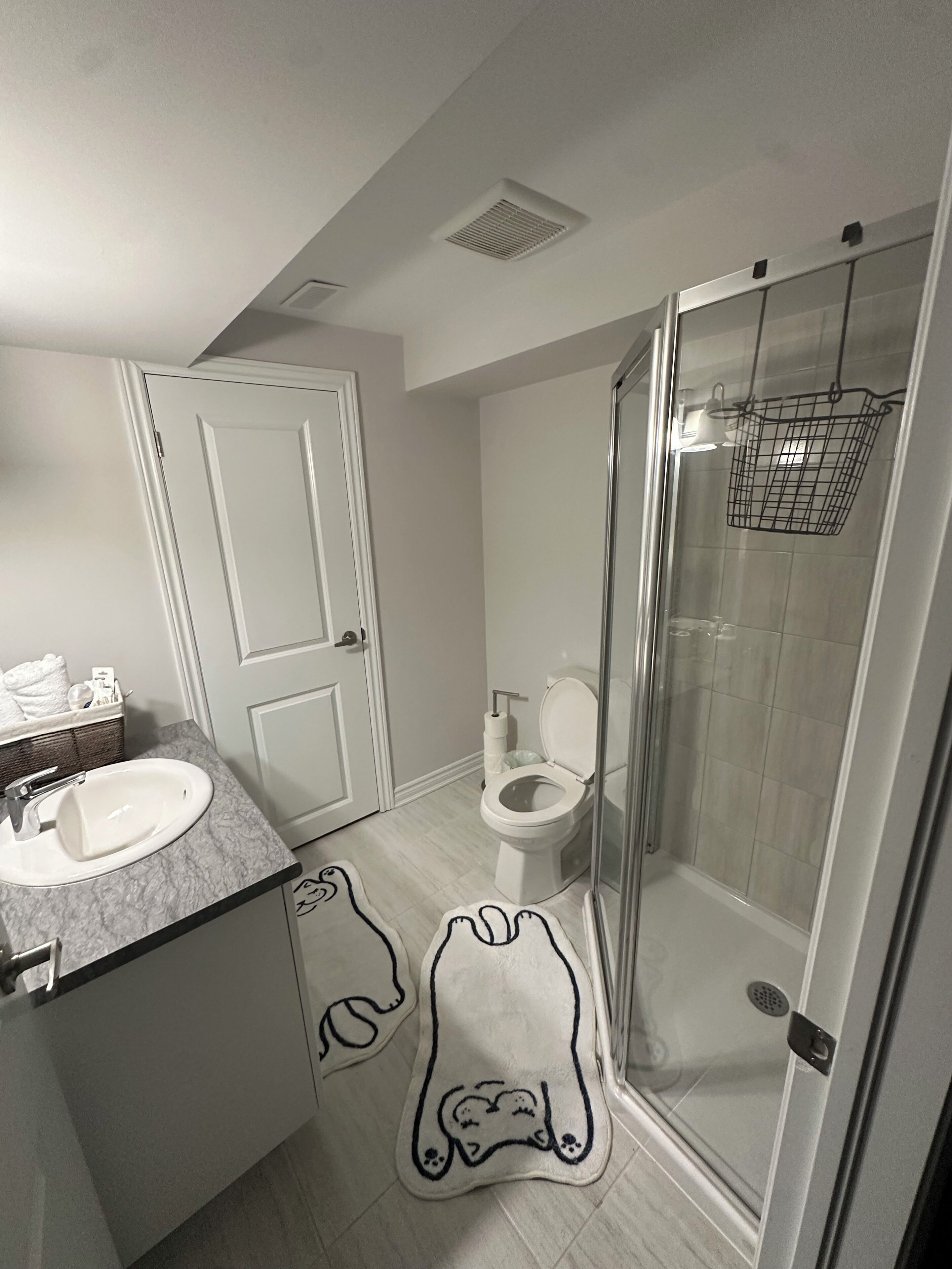 Douche, sèche-cheveux, bidet, serviettes fournies