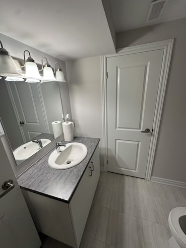 Cozy Private Studio Near Kanata-Quiet & Affordable stay (Up to 4)