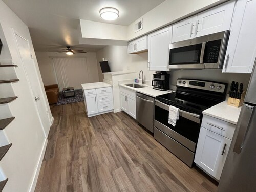 Cozy 2BR Furnished Unit walk to VA Hospital
