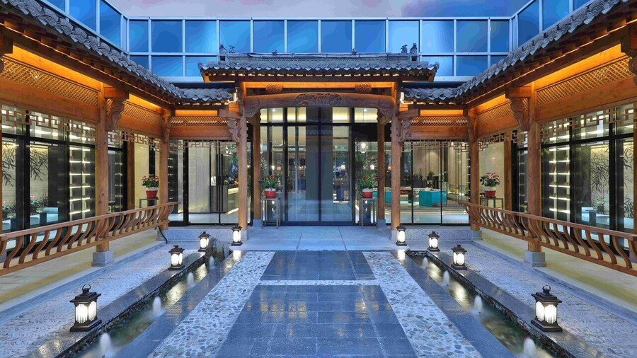 Dingshiju Crystal Hotel (Hongqiao Railway Station National Convention and Exhibition Center)
