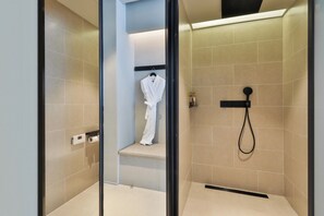 Habitación clásica doble | Baño | Secador de pelo, toallas, jabón y champú