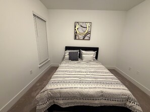 4 habitaciones, tabla de planchar con plancha, internet y ropa de cama 