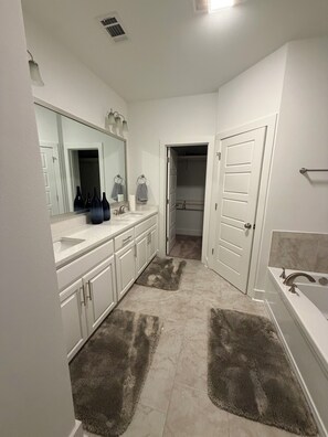 Towels, soap, toilet paper - Serenity Luxury Palace In Denham - Walker Area (Denham Springs)