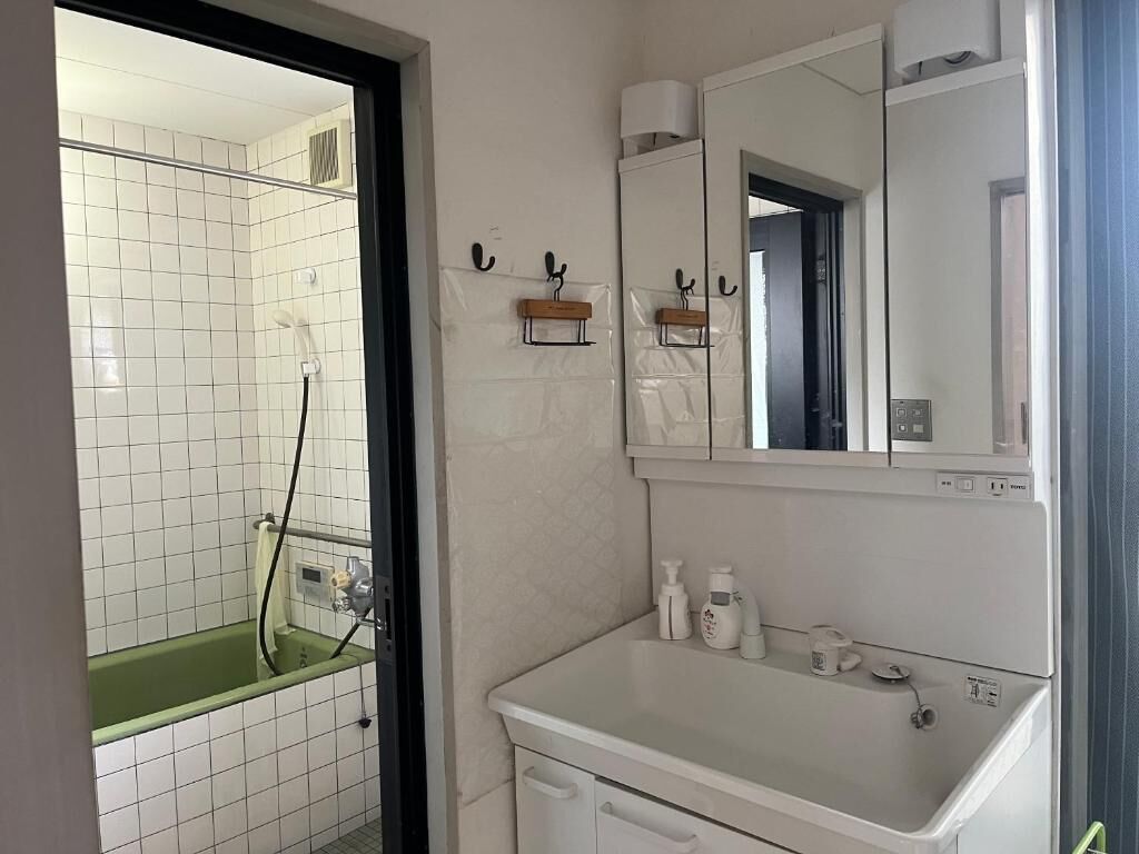 Combined shower/tub, slippers