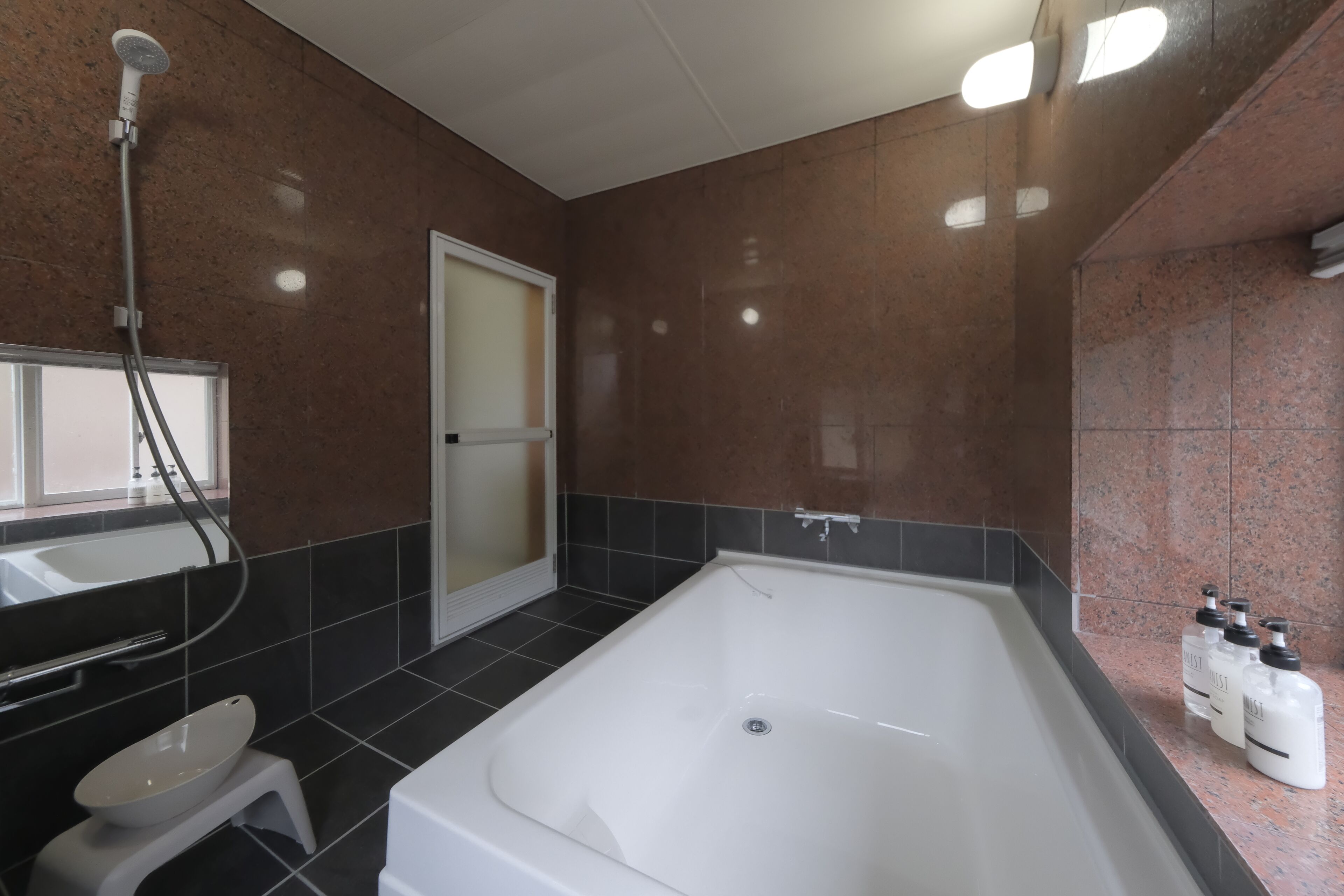 Un baño con bañera, inodoro, ducha y lavamanos.