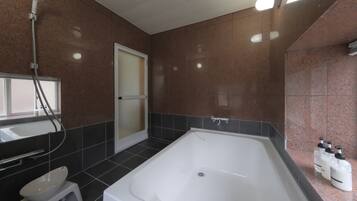 Un baño con bañera, inodoro, ducha y lavamanos.
