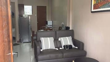 Habitación clásica, vista a la ciudad | Área de sala de estar