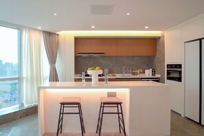 Premier Suite, City View | Private kitchen | Full-size fridge, microwave, oven, stovetop - Shanghai Hills & Riverdale Residences (Shanghai)