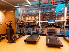 Suite Deluxe, vista a la ciudad | Sala de fitness