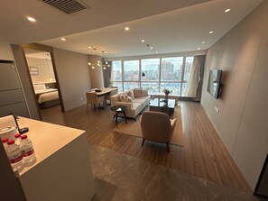 Appartement Élite, vue sur la ville | Aire de séjour | Téléviseur à écran plat de 80 cm avec télévision numérique