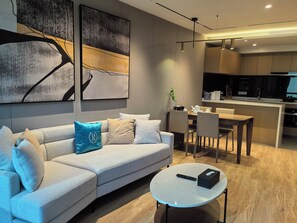 Suite Deluxe, vistas a la ciudad | Zona de estar | Televisión de pantalla plana de 80 cm con canales digitales