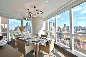 Suite senior, vista a la ciudad | Restaurantes
