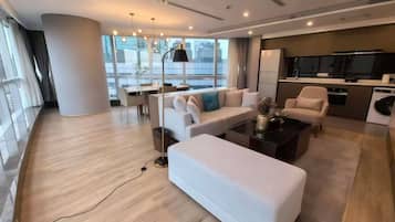 Een 80-cm flatscreentelevisie met digitale zenders