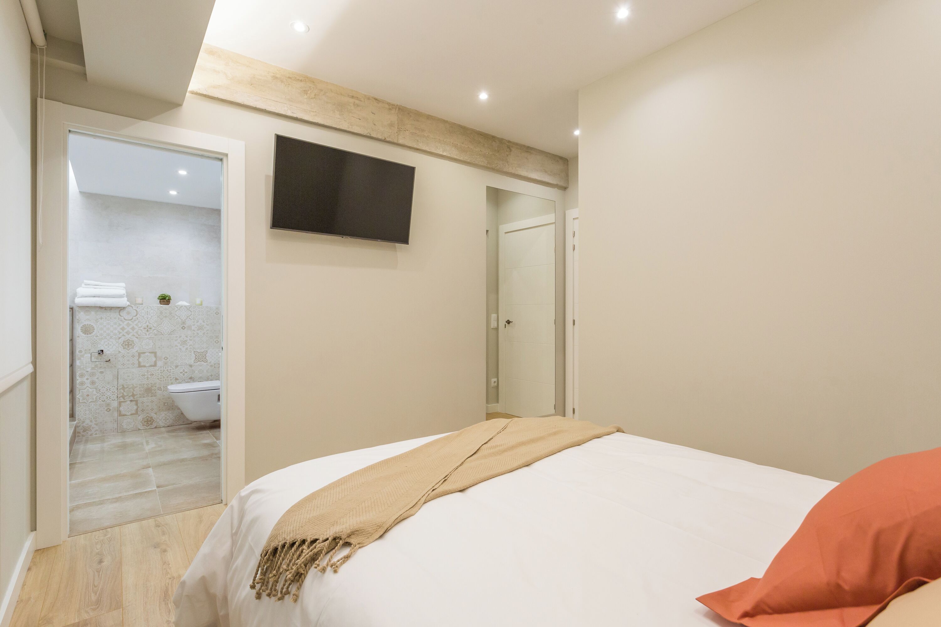 2 slaapkamers, een strijkplank/strijkijzer, wifi, beddengoed