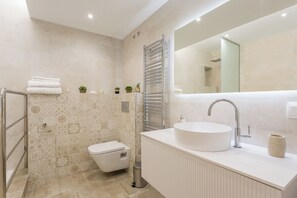Ducha, bañera de hidromasaje, secador de pelo y toallas