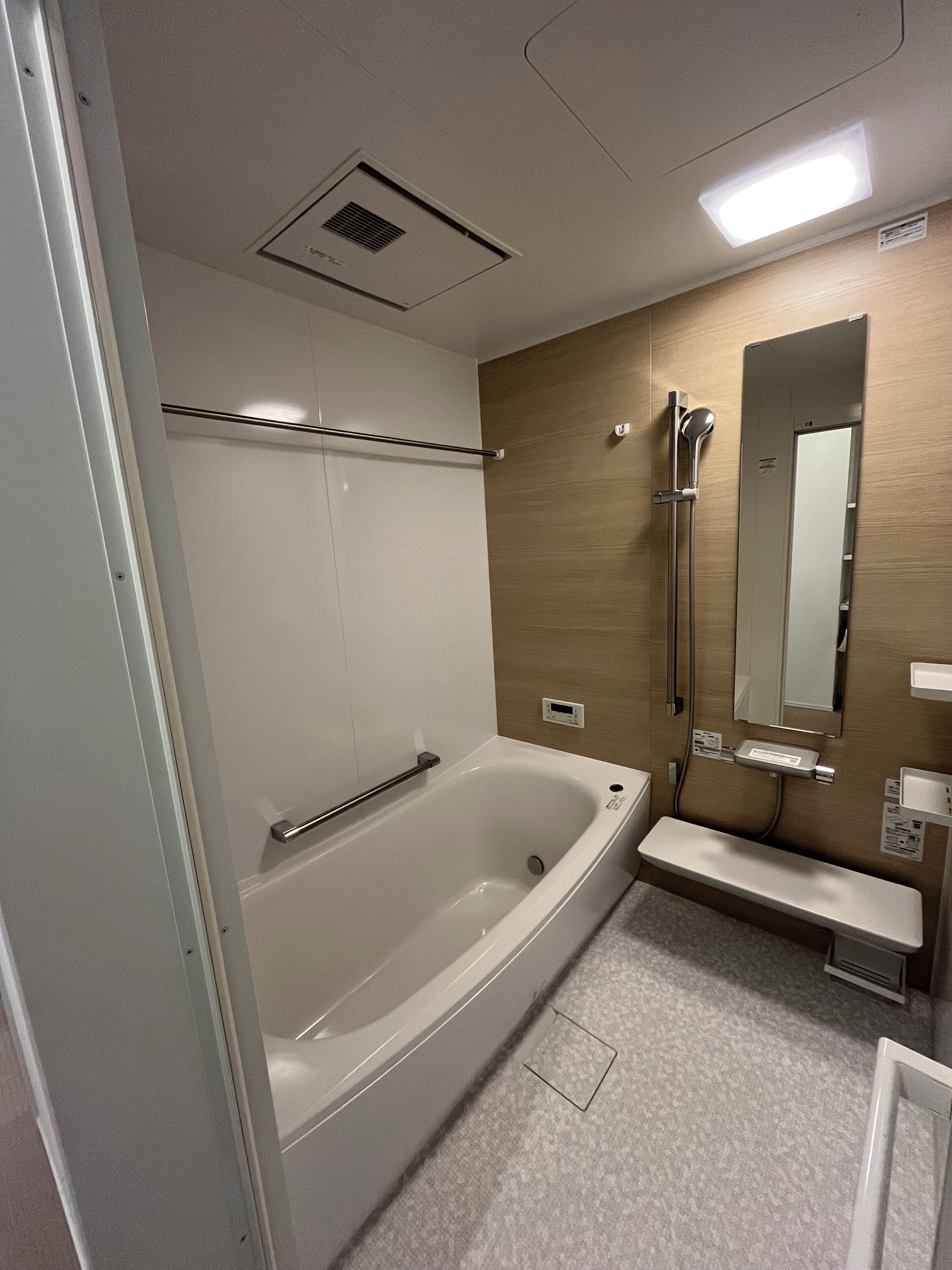 ヘアドライヤー、タオル、石鹸、トイレットペーパー