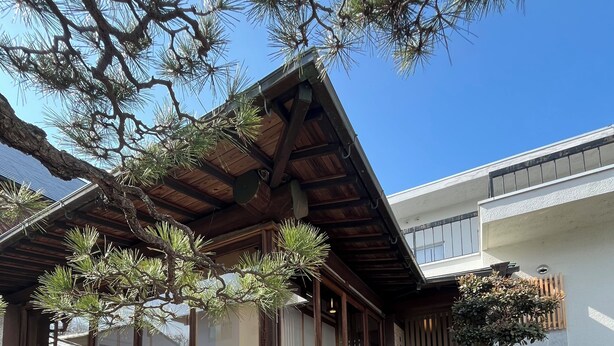 A traditional Japanese building with a wooden structure, large windows, and a stone pathway. - [Itogi] A Private Rental House in Miyajimaguchi! It's within walking distance of the port where you can take a ferry to the World Heritage Site of Miyajima. Up to 16 people (Hatsukaichishi)
