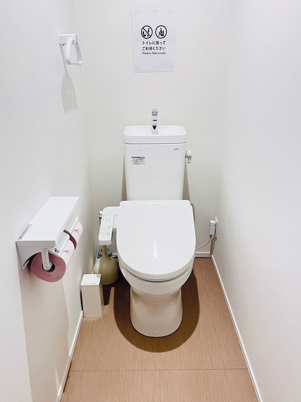 Sèche-cheveux, serviettes fournies, savon, papier toilette