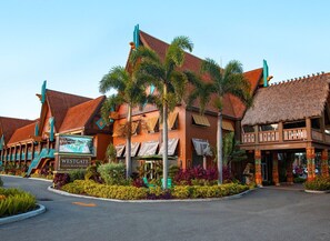 Exterior - Family-Friendly 2-Bedroom Suites Just Steps from the Ocean & Water Park Access (Cocoa Beach)