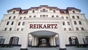 Un edificio grande e histórico con el nombre 'REIKARTZ' bien visible en la entrada.