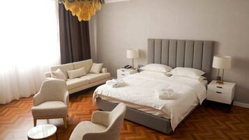 ห้องดีลักซ์ดับเบิล, วิวเมือง | พื้นที่ทำงานแบบใช้แล็ปท็อป, Wi-Fi ฟรี, ผ้าปูที่นอน