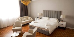 Habitación Deluxe doble, vistas a la ciudad | Espacio para trabajar con un portátil, wifi gratis, ropa de cama