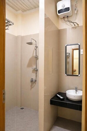 Shower, free toiletries, towels, toilet paper - Hotel Grand Langkawi By ZIRI (Banda Aceh)