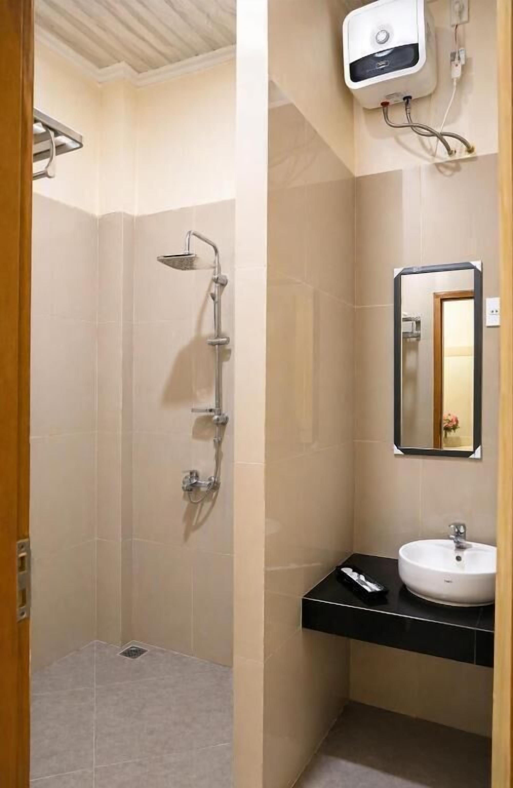 Shower, free toiletries, towels, toilet paper