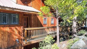 A wooden cabin with a balcony, a door, and windows. - 3 Bedroom Cabin in the Woods located in Yosemite Park (Yosemite National Park)