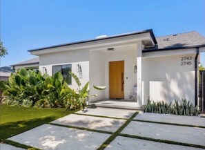 Exterior - LA Icon House. Murals, KAWS Art & Chef’s Kitchen (Burbank)