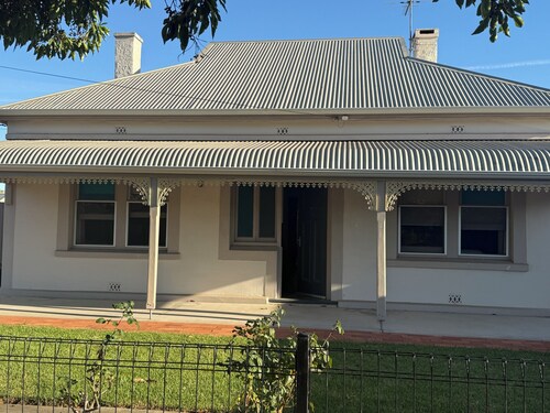 Beautiful and comfortable 2 bedroom house near town centre