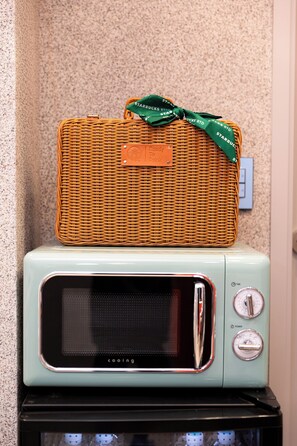 A retro-style microwave oven with a wicker basket on top. - STAY On-A (Seoul)