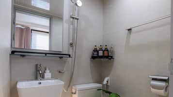 Superior tweepersoonskamer | Badkamer | Een haardroger, pantoffels, handdoeken, shampoo