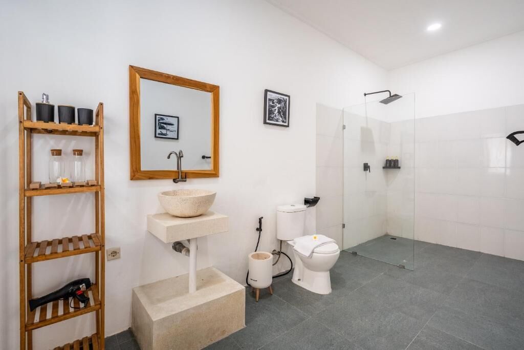 Basic Studio, Balcony, Courtyard View | Bathroom