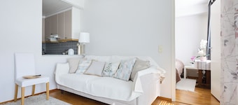 Bright 1BR Apt with Sauna & Balcony