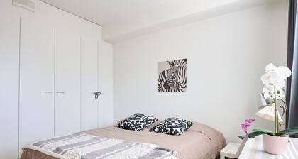 Bright 1BR Apt with Sauna & Balcony