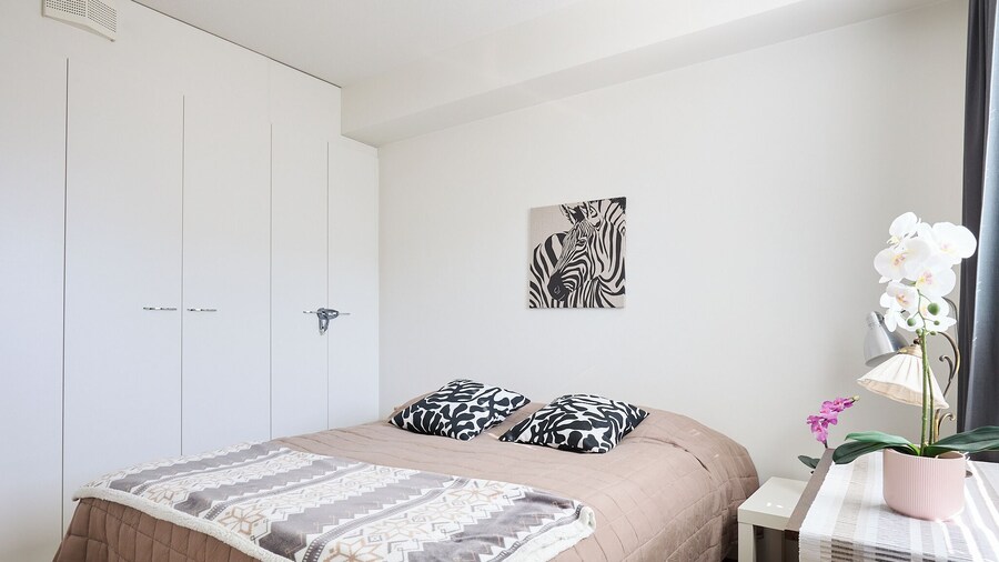Bright 1BR Apt with Sauna & Balcony