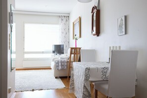 Standard Apartment, Courtyard View | Dining