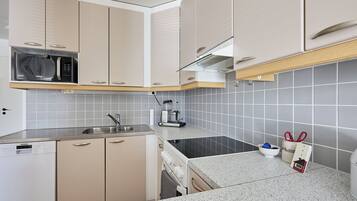 Appartement Standard, vue sur la cour intérieure | Cuisine privée | Réfrigérateur grande capacité avec congélateur, four à micro-ondes